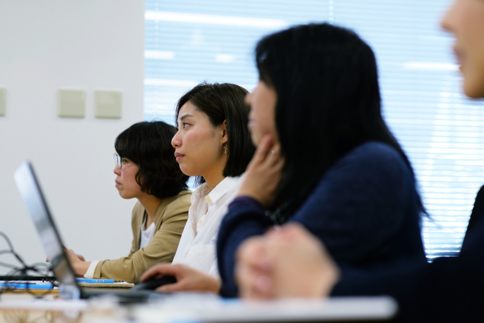 セミナーで手を動かしながら学ぶ参加者
